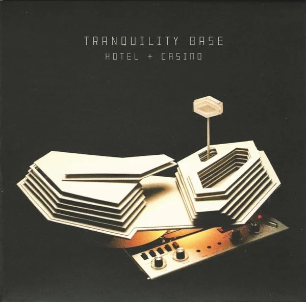 Arctic Monkeys - Tranquility Base Hotel + Casino (CD, Ed. EU, 2018, Gatefold Slipcase) 1 Arctic Monkeys - Tranquility Base Hotel + Casino (CD, Ed. EU, 2018, Gatefold Slipcase)